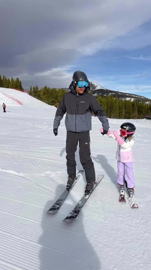 El príncipe Harry y su hija Lilibet en un divertido día de esquí en la nieve.