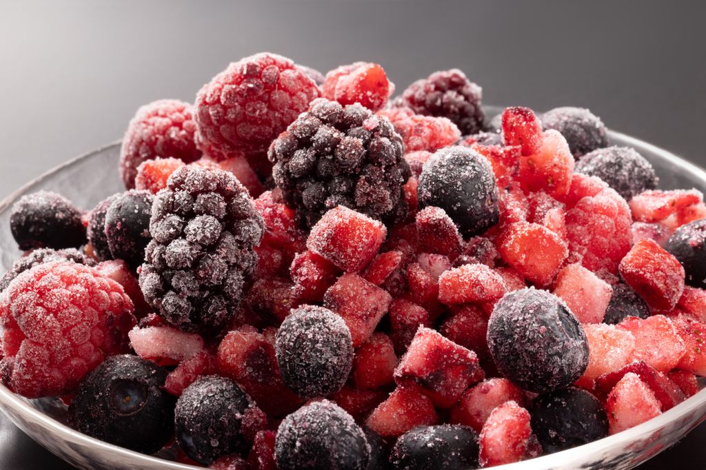 Con fruta congelada y algún líquido puedes hacer un sorbete exprés.