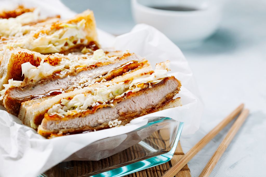 'Katsu' significa chuleta o filete de carne empanado, y 'sando? sándwich
