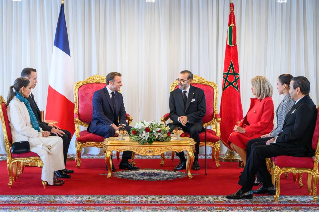 Plano entero de la Familia Real de Marruecos con el matrimonio Macron reunidos hablando