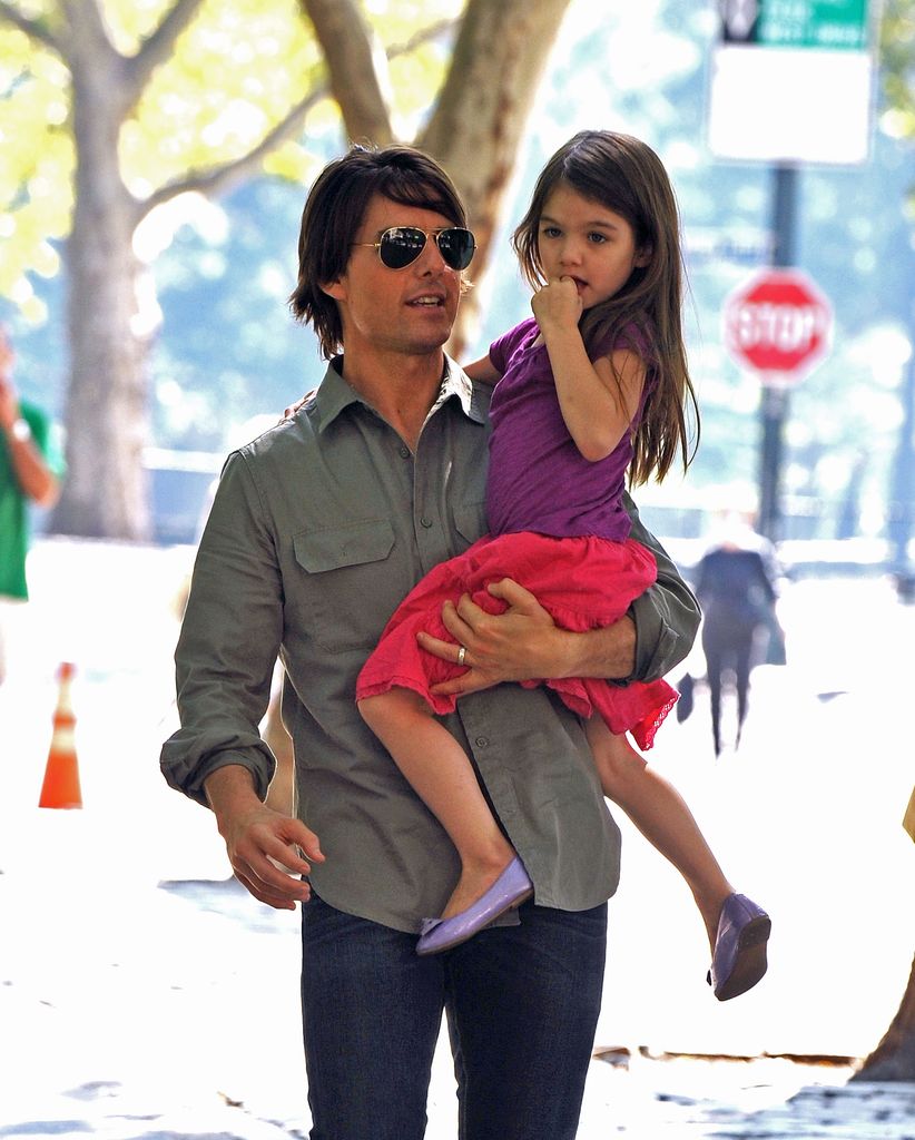 Tom Cruise y su hija Suri en un paseo por Central Park, en septiembre de 2010, en Nueva York. 
