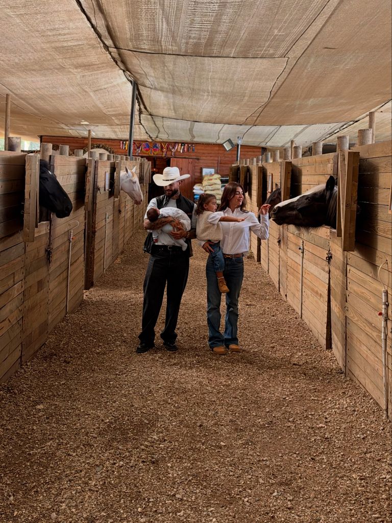 Maluma con su pareja, Susana Gómez, y sus dos hijos paseando por las caballerizas en su rancho en Colombia.