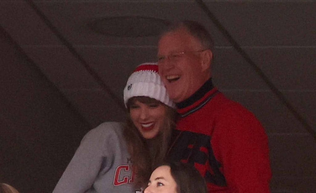 Taylor Swift y su padre Scott Kingsley Swift en uno de los juegos de Travis Kelce con los Kansas City Chiefs.
