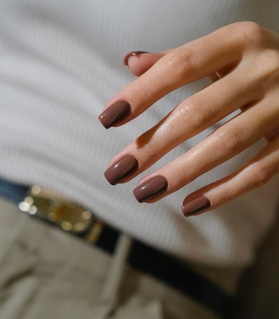 Manicura recta marrón