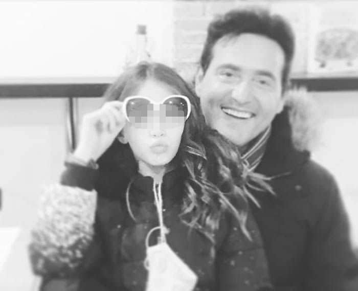 Carlos Marín posa junto a su ahijada Scarlett