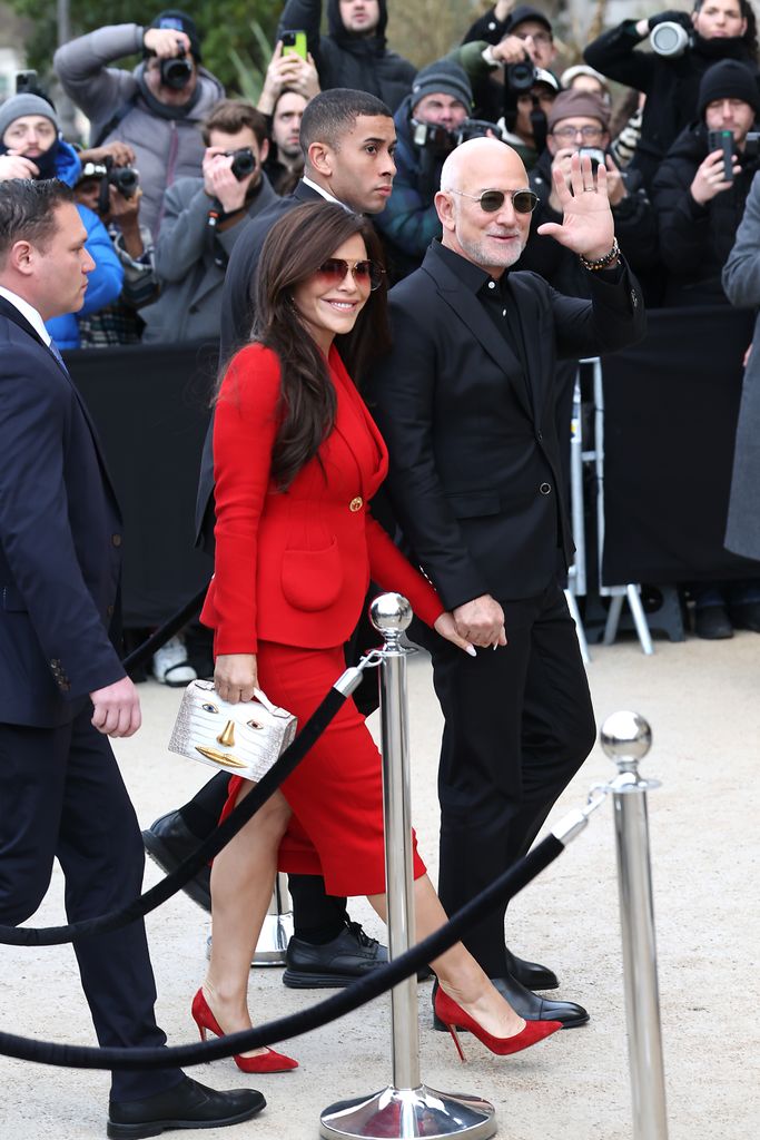 Lauren Sánchez y Jeff Bezos asisten al desfile de Schiaparelli Haute Couture SS26 en París. 