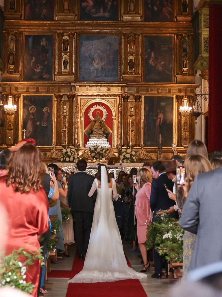 Blanca Lladres llega al altar
