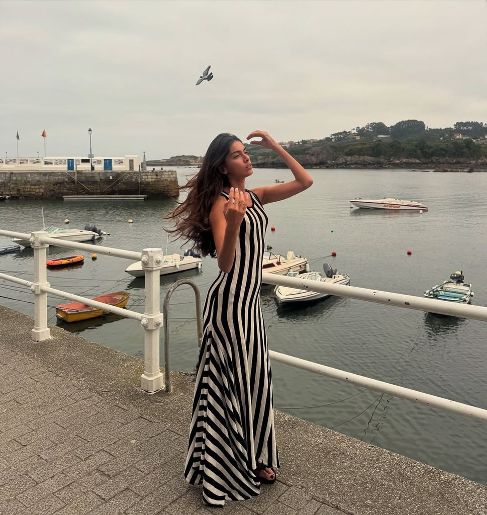 El vestido de rayas de Mango que Lucía Rivera hizo viral en Asturias