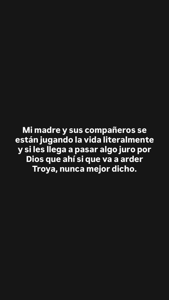 "Mi madre y sus compañeros se están jugando la vida", ha dicho la creadora de contenido, visiblemente frustrada