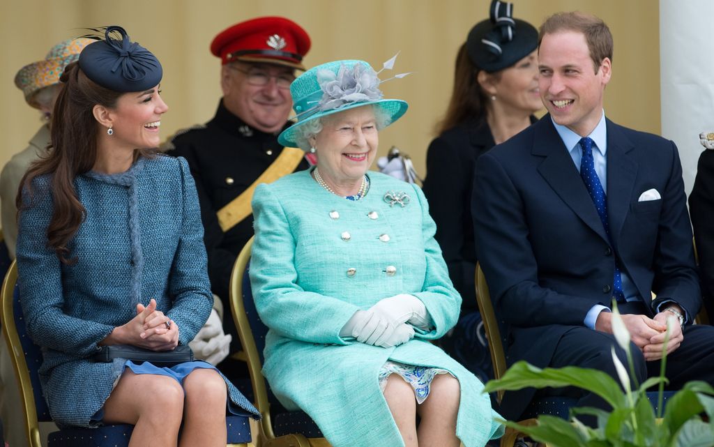 La princesa Kate y el príncipe William posando junto a la reina Isabel II en junio de 2012 en Nottingham.