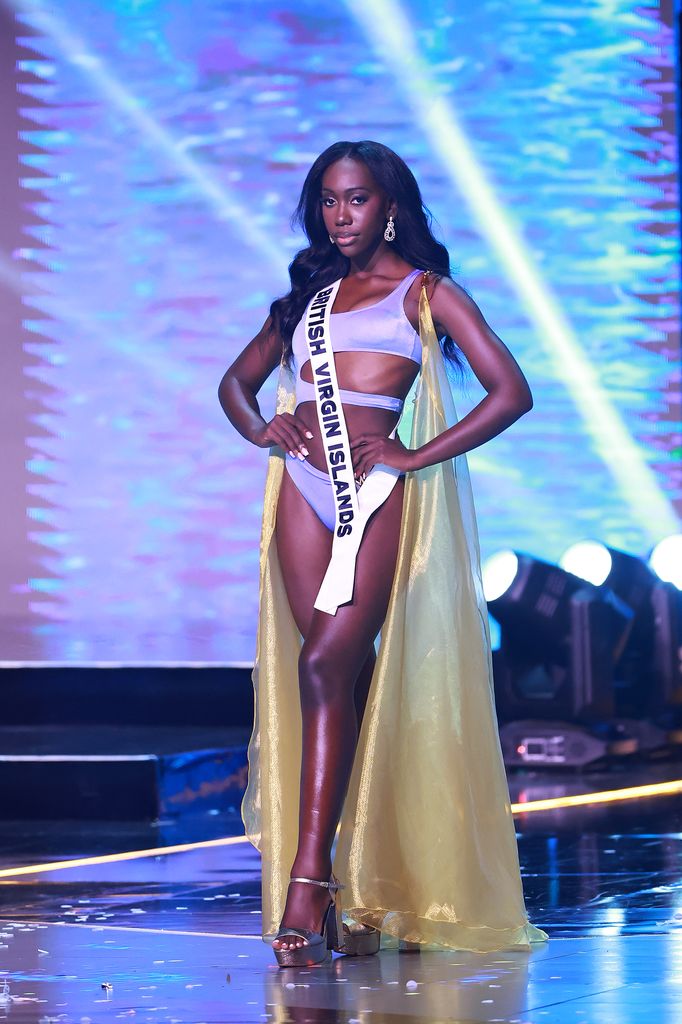 Plano entero de Deyounce Lowenfield, Miss Islas Vírgenes Británicas, en el escenario