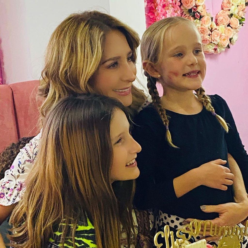 Geraldine Bazán y sus hijas