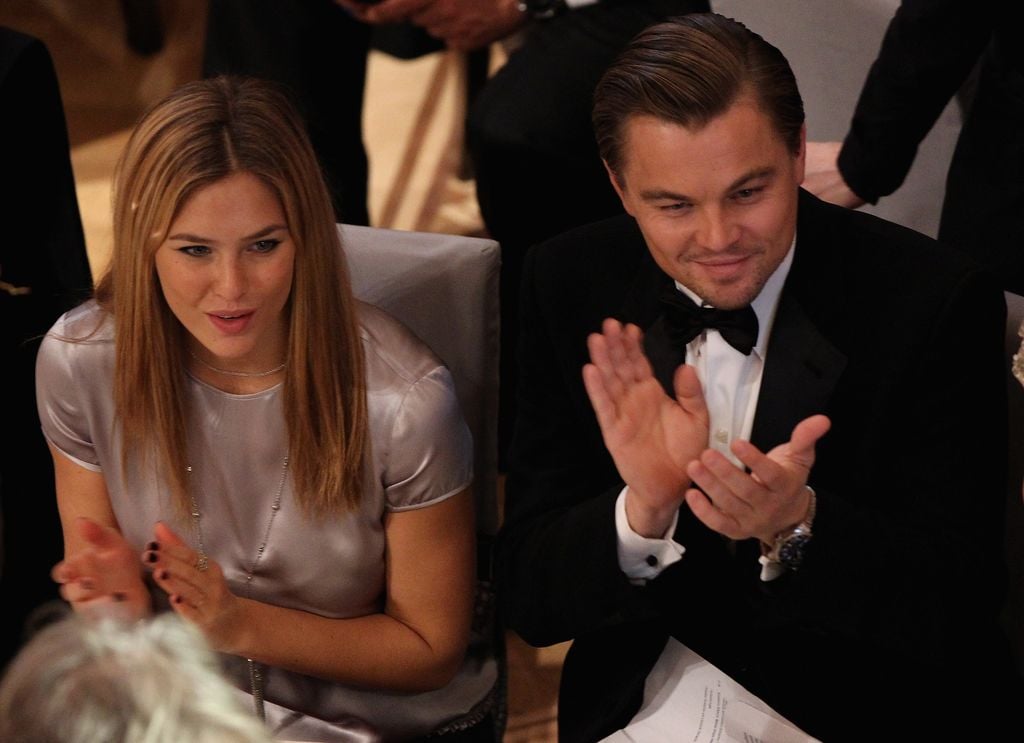 Plano medio de Leonardo DiCaprio y Bar Refaeli en el Berlin Film Festival