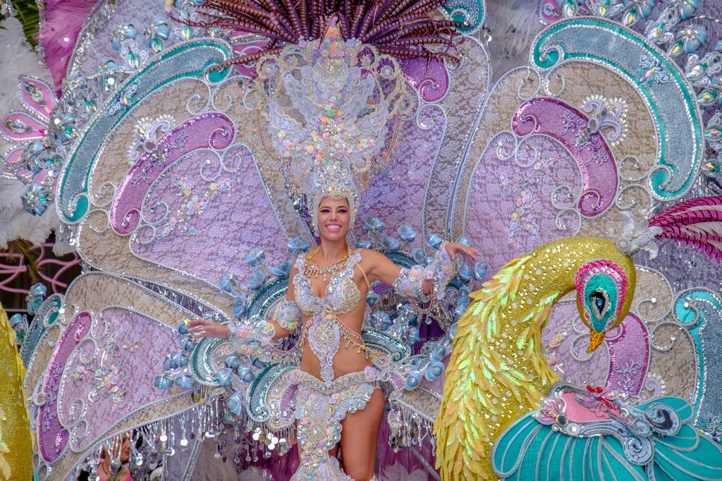 La elección de la Reina del Carnaval es uno de los momentos más esperados, sus trajes pueden llegar a superan los cien kilos