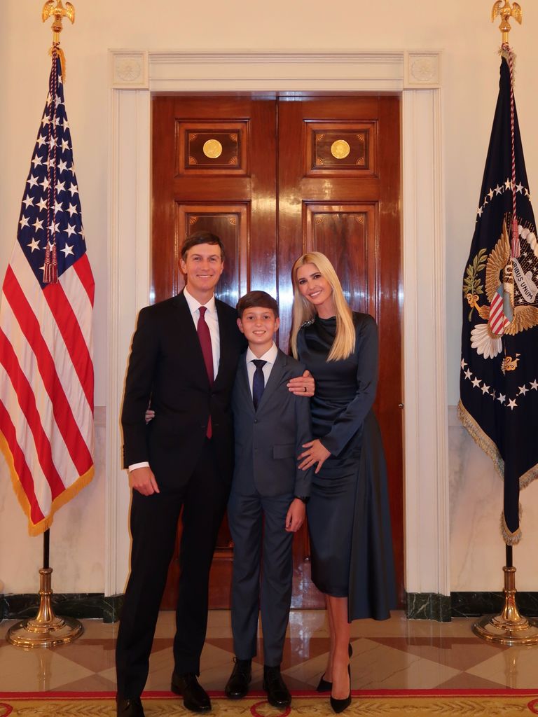 Jared Kushner e Ivanka Trump posan con su hijo Joseph Frederick