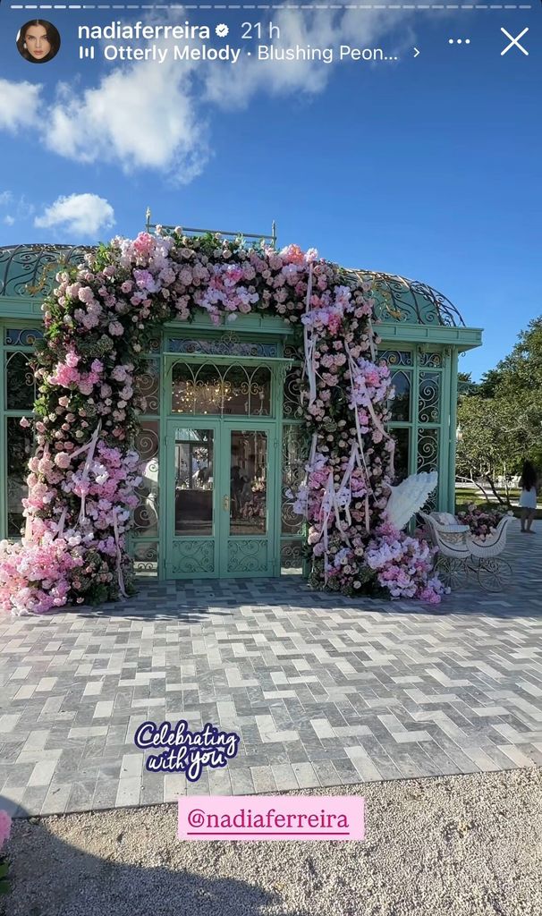 Así estaba decorada por fuera la Casa Ylang Ylang.