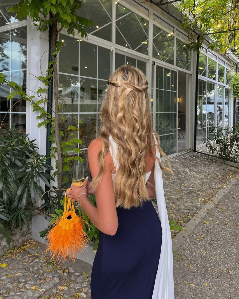Peinado de invitada con ondas y semirrecogido