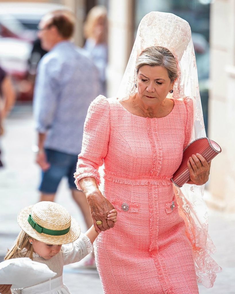 Madrinas de boda con vestidos rosas y mantilla blanca