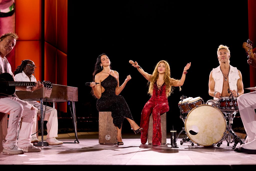 Las cantantes Shakira y Dua Lipa en el escenario durante la gira mundial "Las mujeres ya no lloran"en Madrid.
