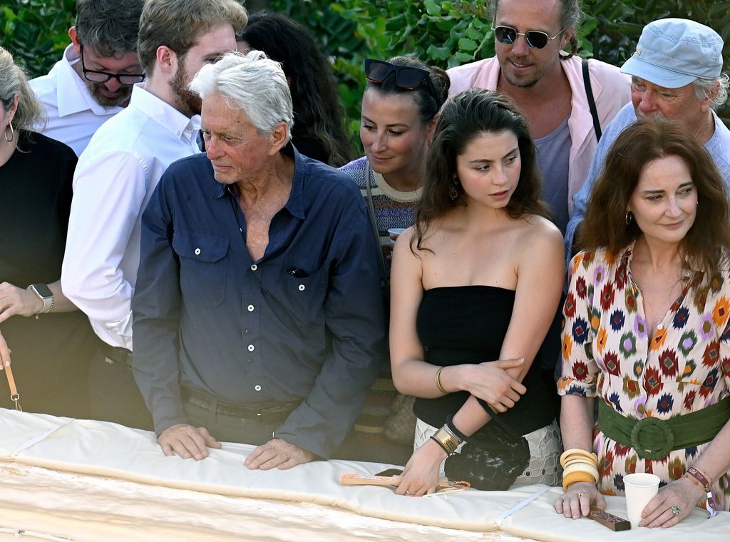 Michael Douglas junto con su hija Carys en Menorca