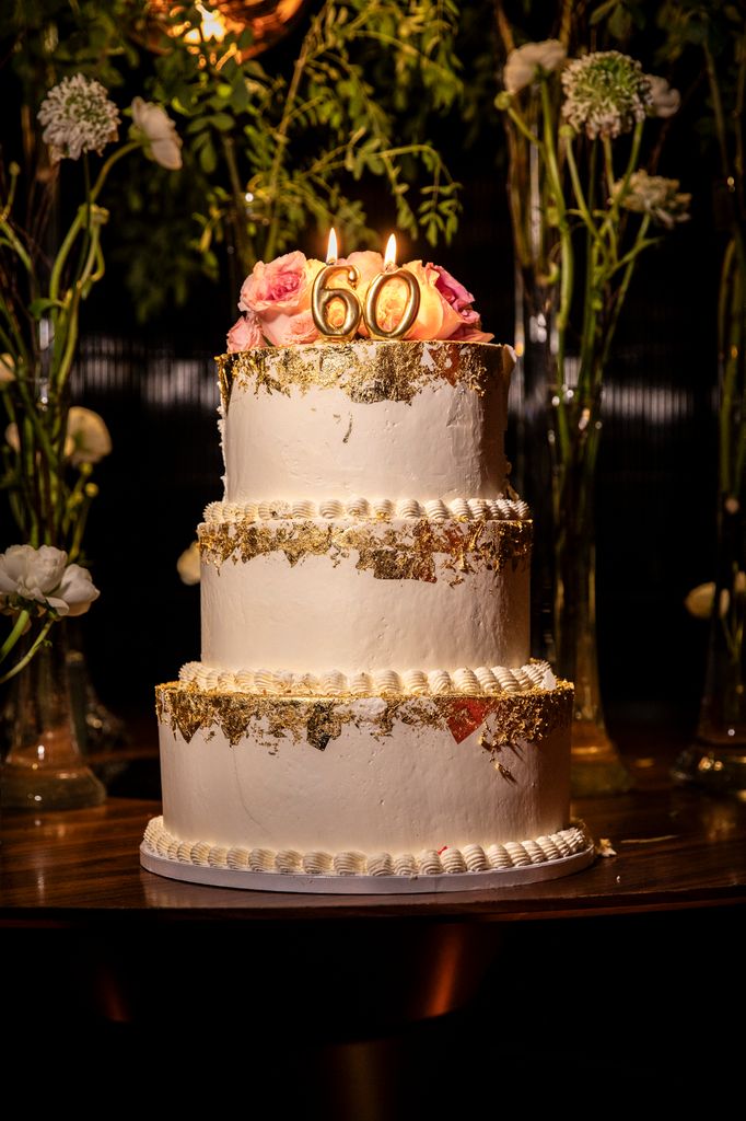La impresionante tarta de tres pisos decorada con rosas naturales que la pastelería Balbisiana hizo especialmente para Marta