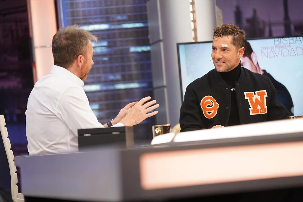 Plano medio de David Bisbal en El Hormiguero con Pablo Motos