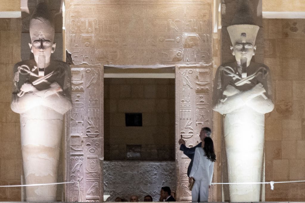 LOS REYES VISITAN HATSHEPSUT EN EL VALLE DE LOS REYES en Egipto
