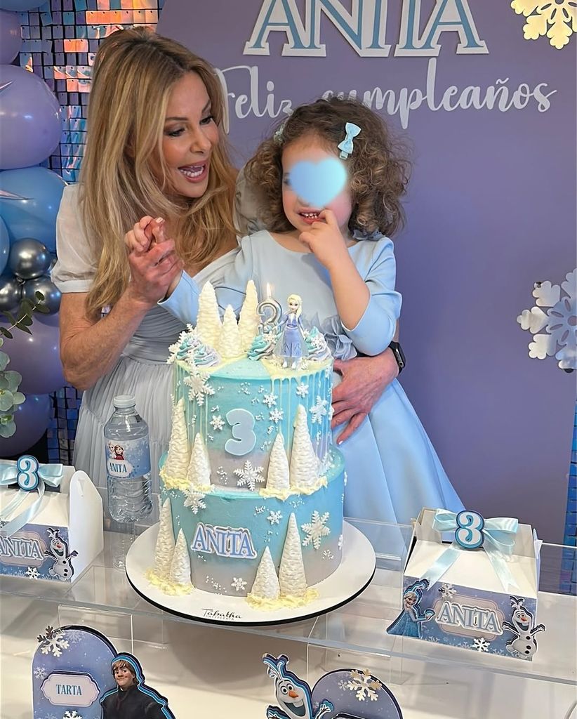 Ana y Anita, celebrando el tercer cumpleaños de la pequeña, de temática 'Frozen'