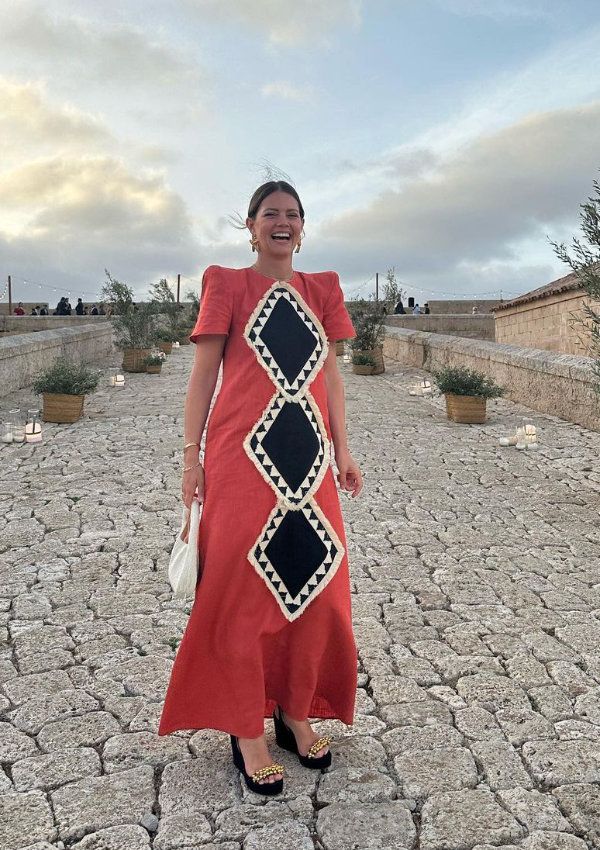 Isabelle Junot con vestido de invitada de The IQ Collection