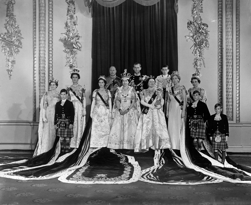 En la Coronación de Isabel II, el 2 de junio de 1953, sus queridos primos son los niños que están vestidos con faldas escocesas