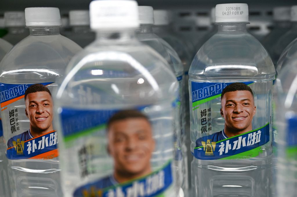 Mbappé, en botellas de la marca de bebidas china Dongpeng, en un supermercado en Pekín, capital de China