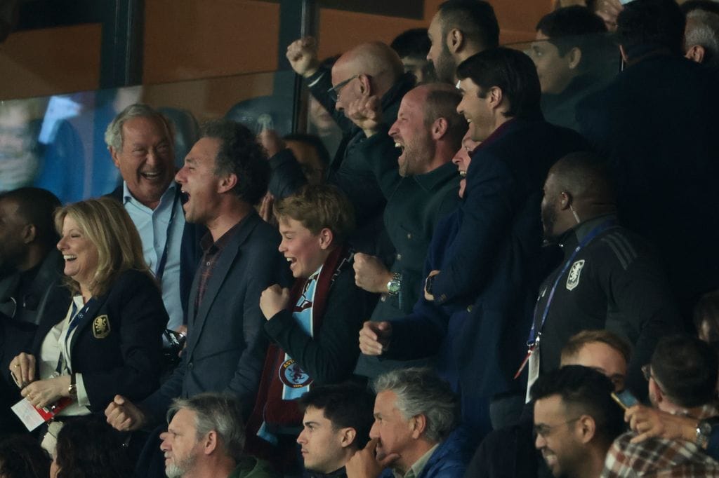 Padre e hijo celebrando el gol de su equipo.