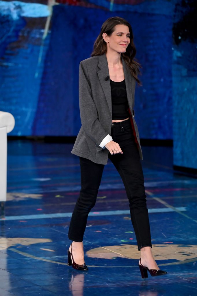 Carlota Casiraghi rompe las reglas no escritas de la moda: el truco infalible para llevar 'crop top' a los 40 y derrochar elegancia