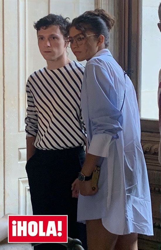 Zendaya y Tom Holland en el Museo Louvre de París