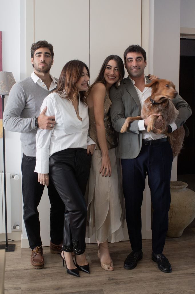 Claudia Jiménez con sus hermanos y con su madre