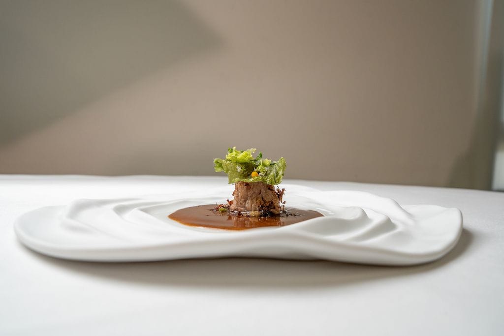 Lomo Balfegó 'bittersweet', coco y consomé marino de su médula, y Bloody Royal de atún rojo y corazón, plato de la cocinera Paula Gutiérrez.
