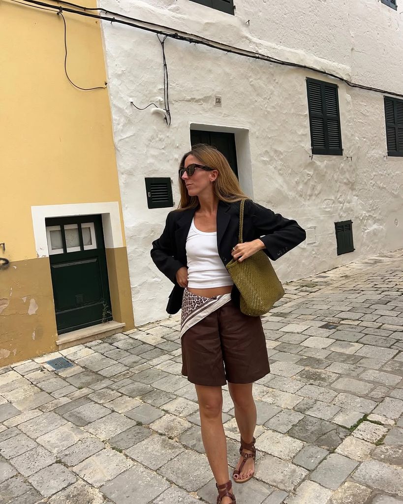 El truco de estilo de Victoria Federica con pañuelo estampado a la cintura