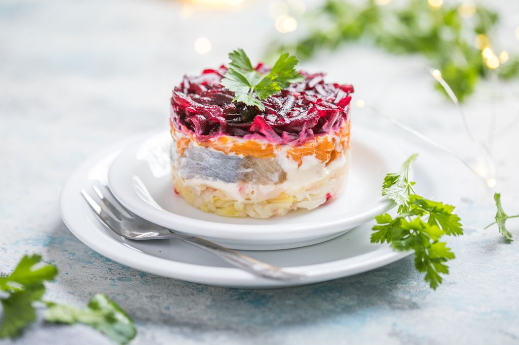 Las ensaladas navideñas se prestan a que nos esmeremos un poco más en la presentación. En este sentido los aros de cocina son un gran aliado.