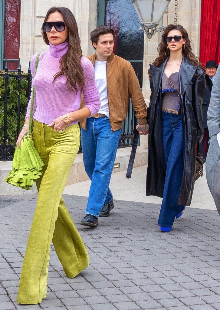 Victoria Beckham, Brooklyn Beckham y Nicola Peltz en París en marzo de 2023