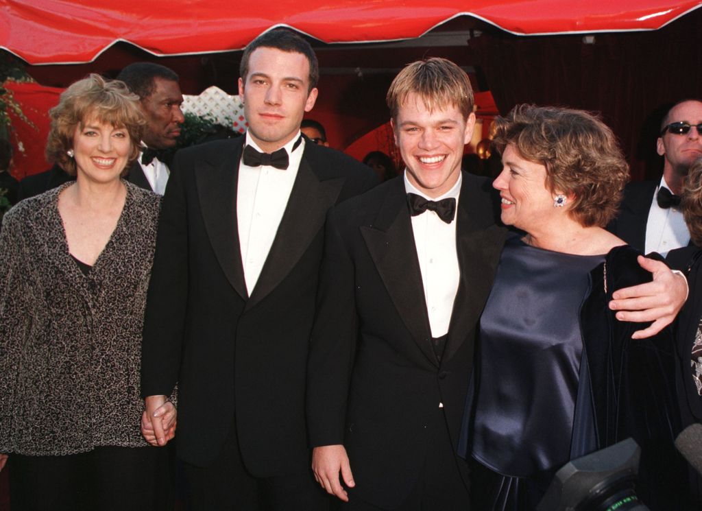 Ben Affleck y Matt Damon con sus madres, Chris y Nancy, en la 70a. edición de los Premios Oscar, donde se convirtieron en los ganadores de la noche por 'Good Will Hunting'. 