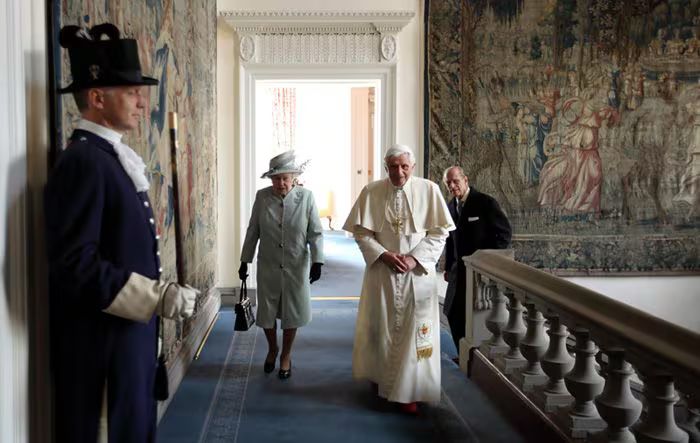 El Papa Benedicto junto a la reina Isabel II