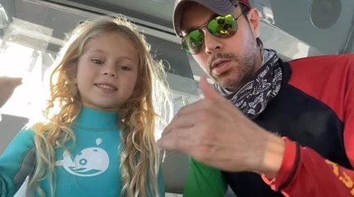 Enrique Iglesias y su hija Mary comparten el video más tierno cantando. 