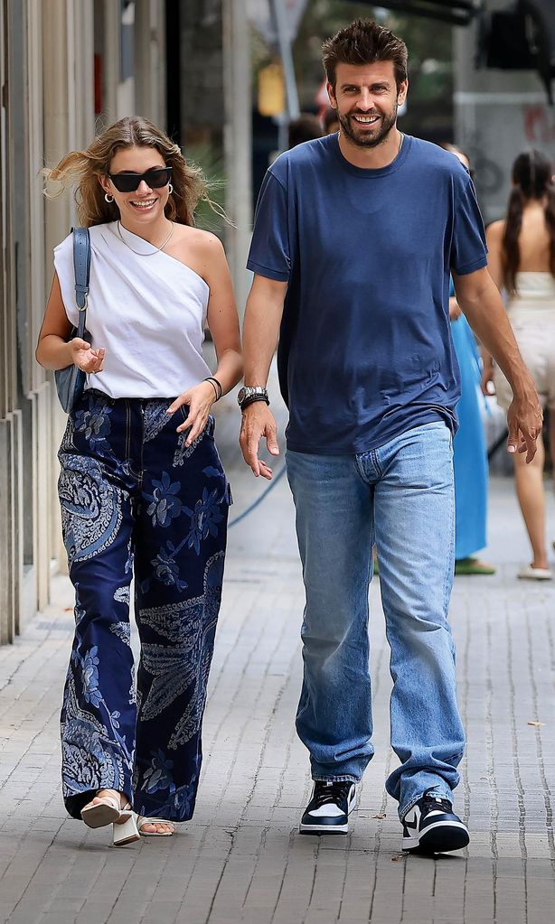 HOLA4123 GERARD PIQUÉ Y CLARA CHÍA PASEANDO