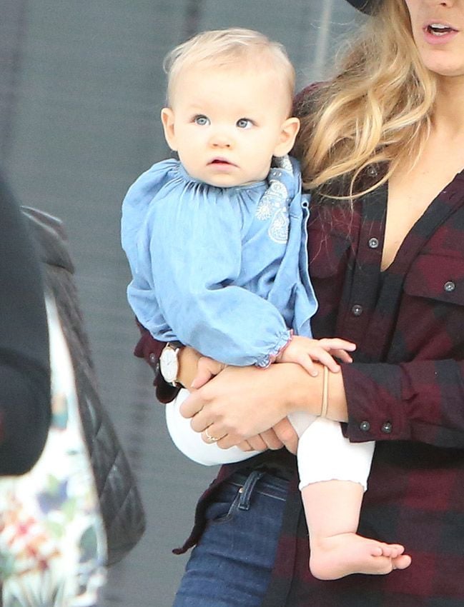 Blake Lively y Ryan Reynolds con sus hijas James e Ines