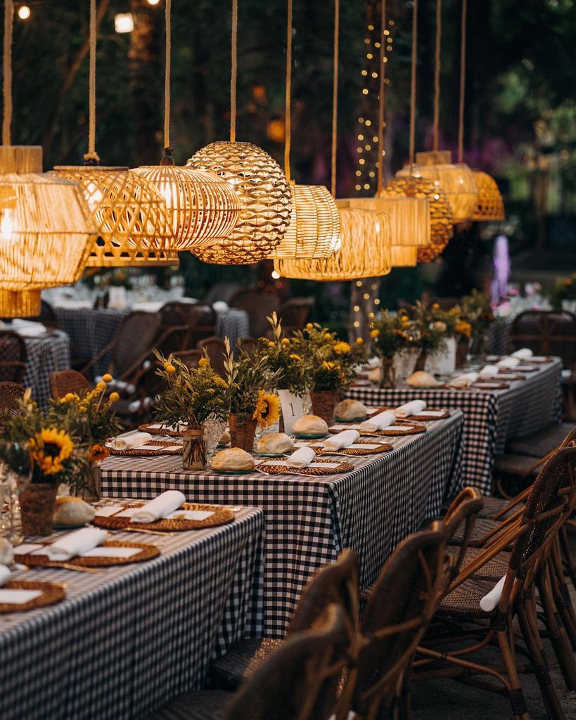 Decoración de bodas con estampado vichy negro y girasoles