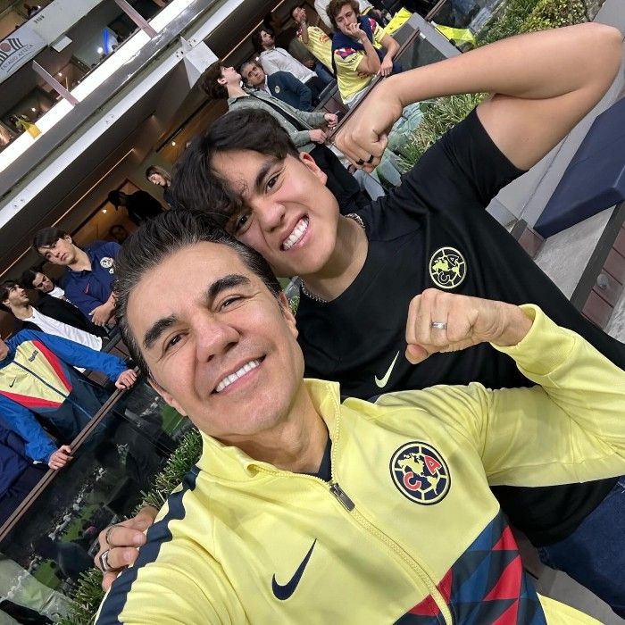 Adrián Uribe y su hijo Gael
