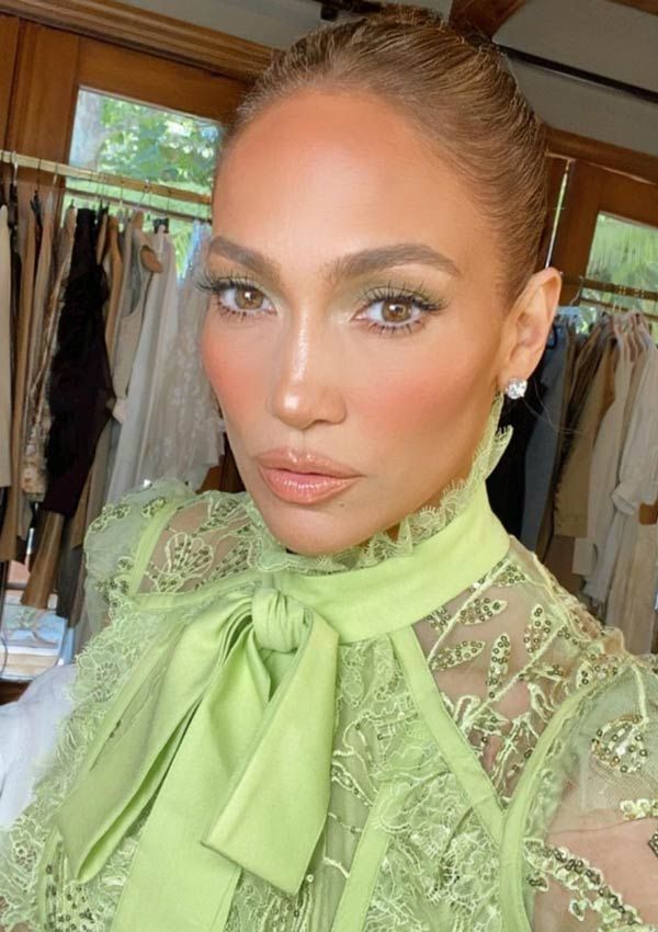 Jennifer Lopez con vestido lima de transparencias de Elie Saab