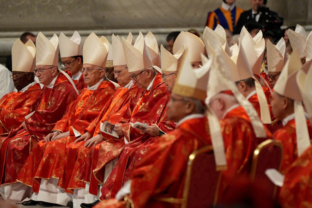 Los cardenales, en una misa previa celebrada ayer, antes del inicio del Cónclave