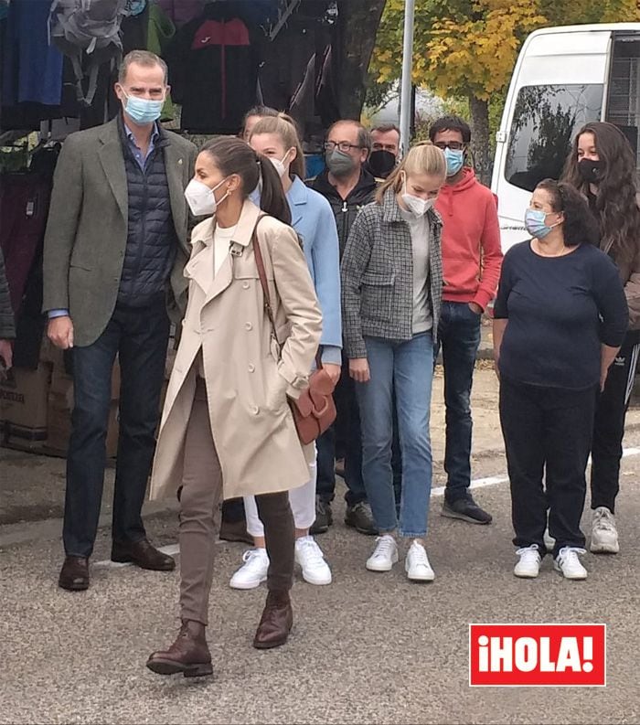 La parada sorpresa de los Reyes y sus hijas en Piedrafita de Babia