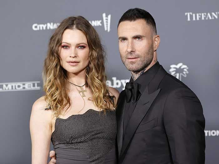 Behati Prinsloo y Adam Levine